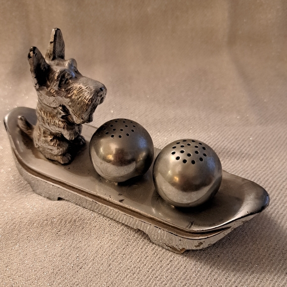 None Other - Vintage silver salt and pepper shakers.